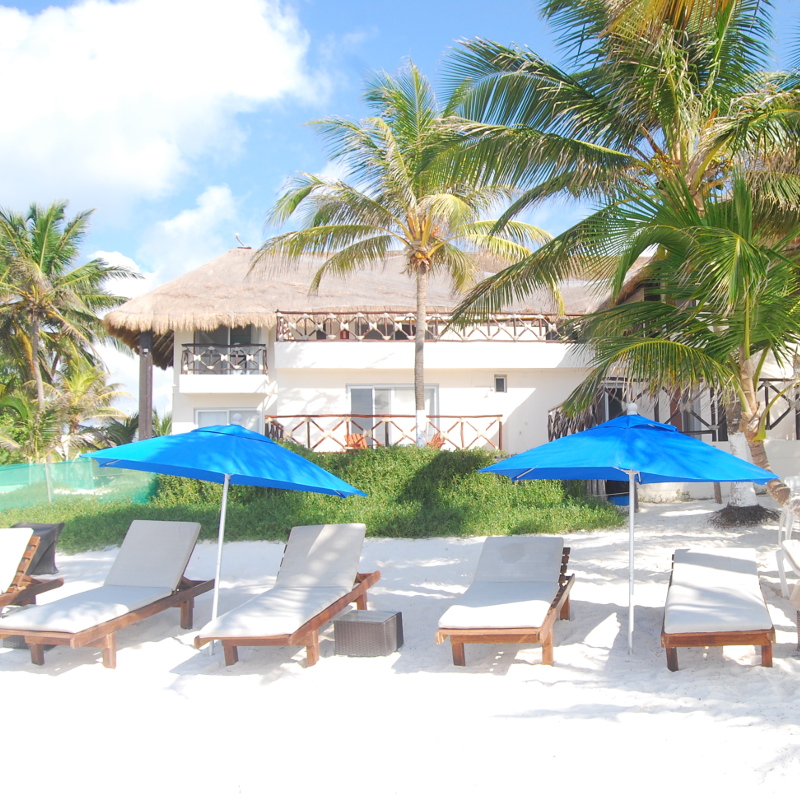 camastro_de_madera_frente_a_la_playa