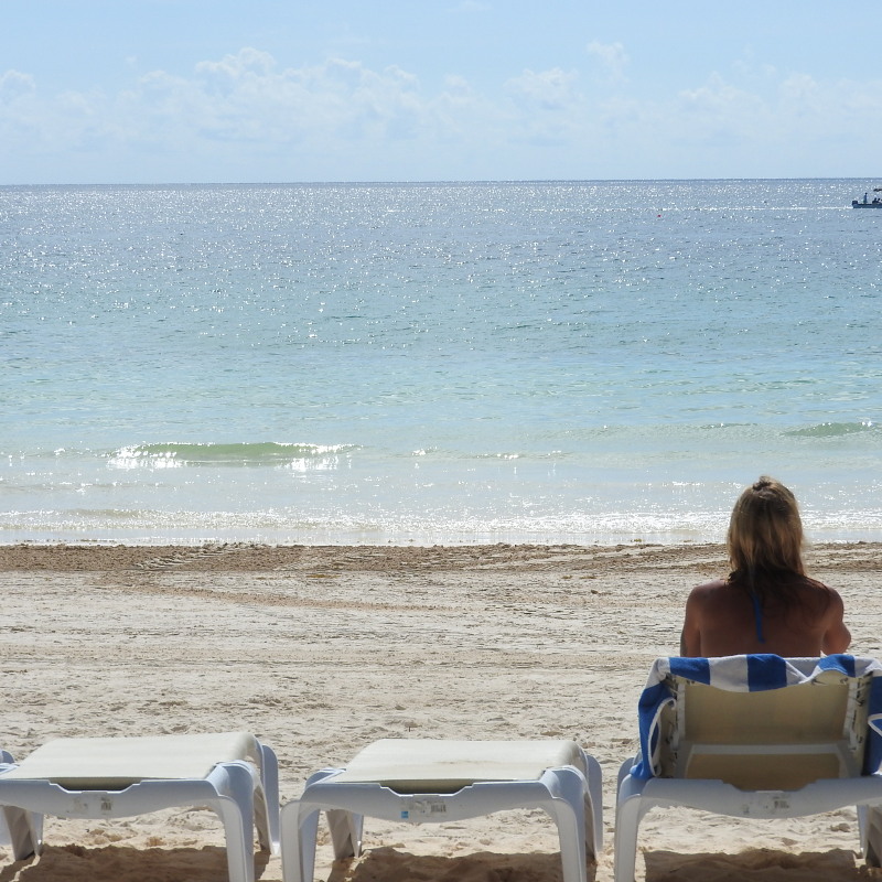 camastro_de_pl_stico_frente_a_la_playa_